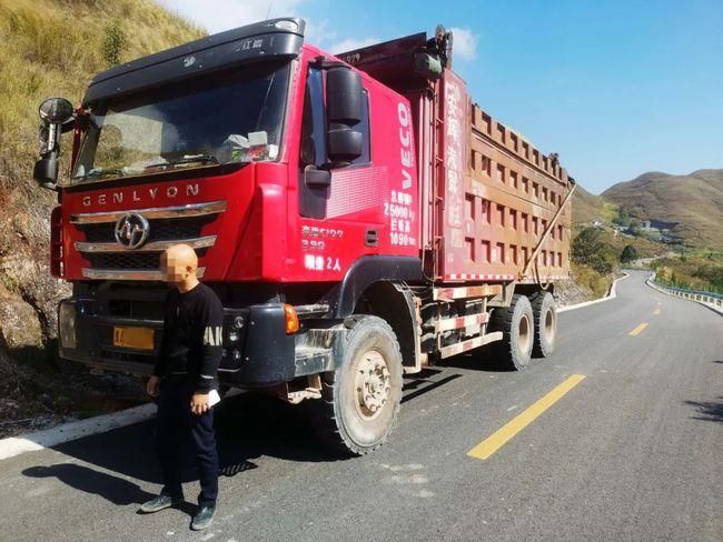 大卡车大货车 小汽车跟大卡车哪个更好开