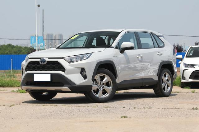 rav4荣放双擎 想买RAV4荣放,燃油版和双擎版各选哪个配置合适