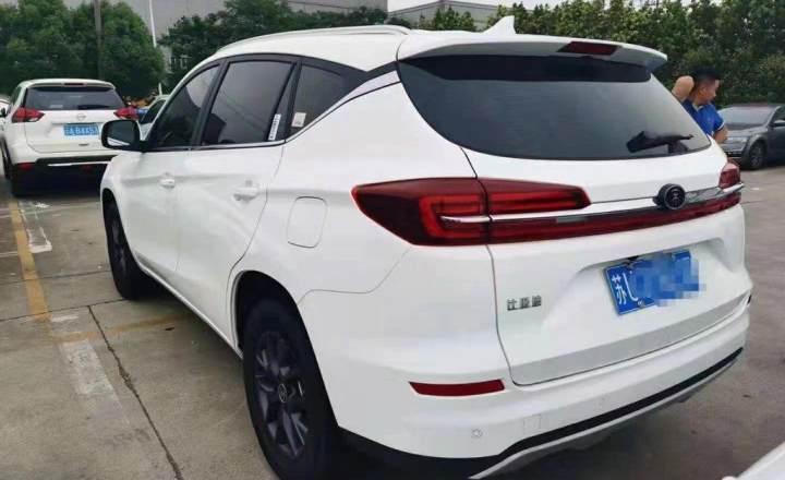 比亚迪宋新款suv(比亚迪的新款宋经典版SUV起售价不到7万元)