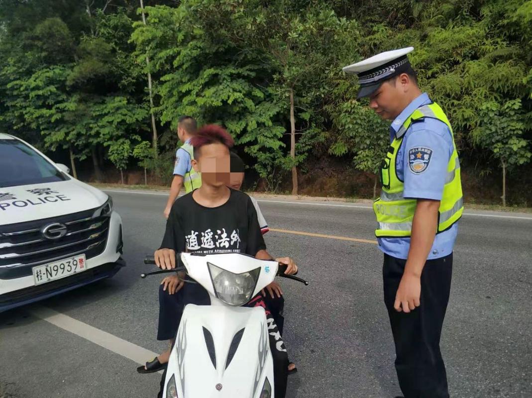 为什么交警不管踏板摩托车(为什么交警不管踏板摩托车(踏板摩托交警管不管))