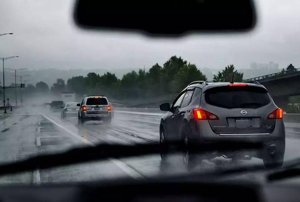 汽车品牌，在风雨中砥砺前行，不被淹没的坚守者