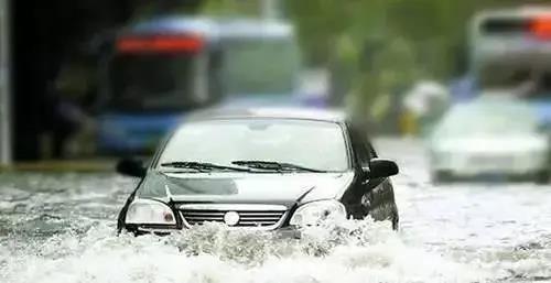 暴雨过后的新能源汽车品牌（下雨 新能源汽车）