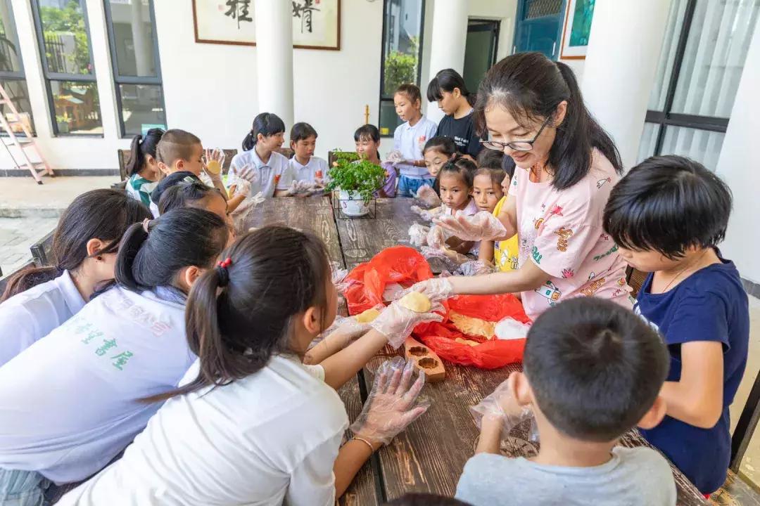 中秋佳节，月满人圆，各大汽车品牌也在这个传统的节日里推出了自己的月饼系列。这不仅是一种文化的传承，更是对中秋节日的致敬。本文将从多个方面介绍各大汽车品牌的月饼，让读者了解这些月饼的特点和背后的文化内涵。