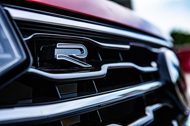 R汽车品牌标志，诠释卓越与创新的象征