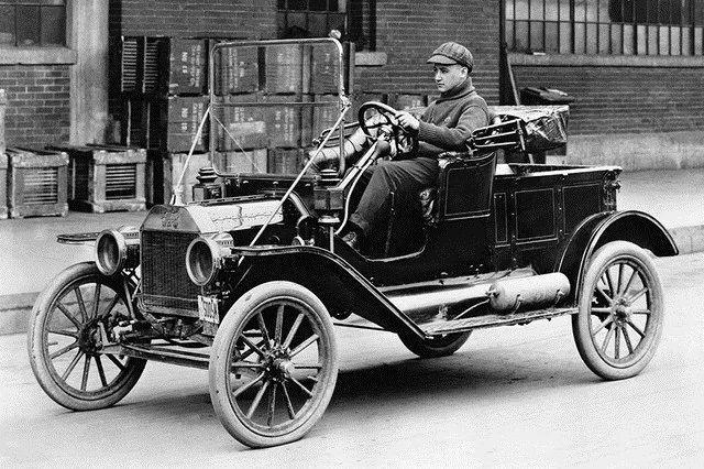 汽车品牌的历史演变，从燃油时代到电动汽车的革命