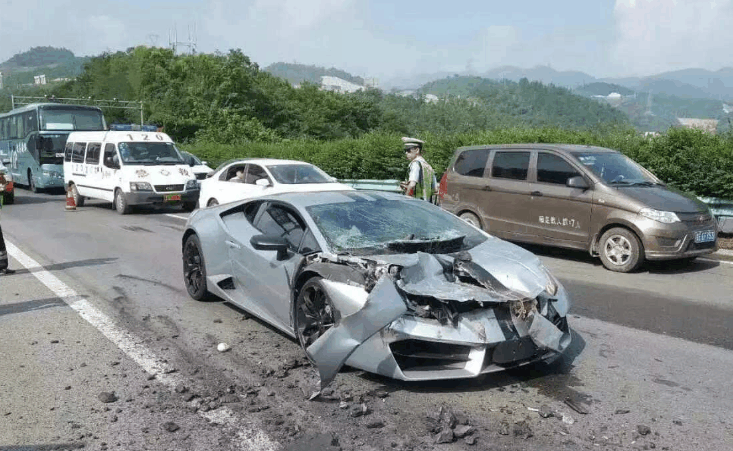 汽车品牌路上撞车