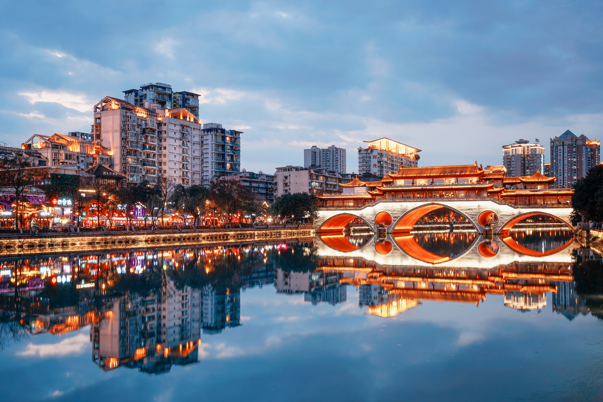 成都，这座拥有悠久历史和美食的城市，如今正以一种全新的姿态，吸引着全球的目光。这里不仅有着大熊猫繁育研究基地，还有众多的高校和科研机构。而在这座城市中，有一家汽车品牌总部，它就是——长安汽车。