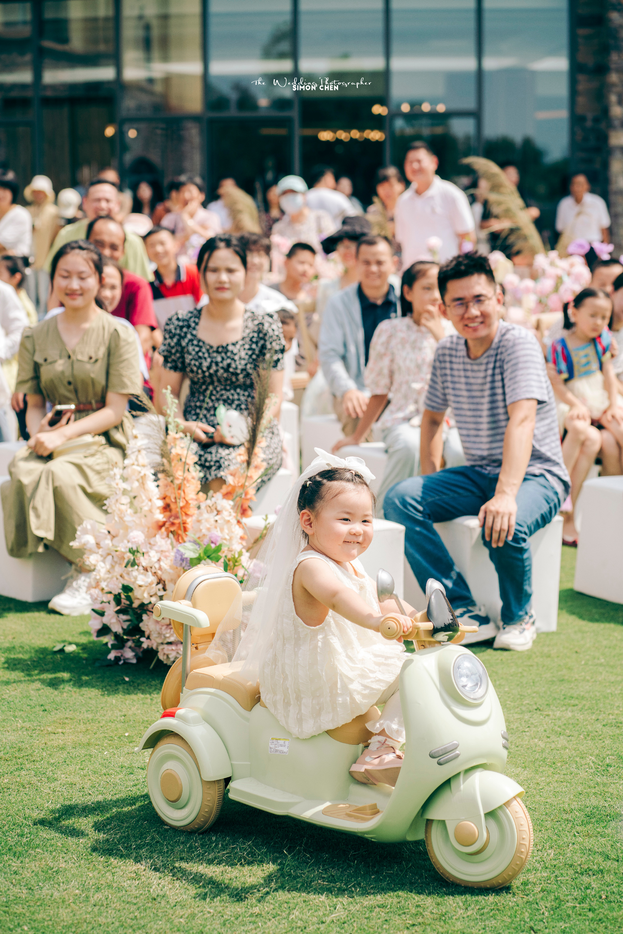 婴儿汽车品牌合影，记录美好时光