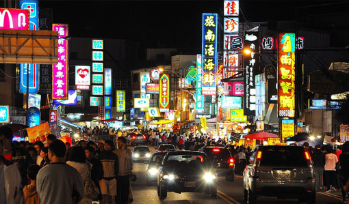 夜市上的汽车品牌，繁华夜市的独特风景线