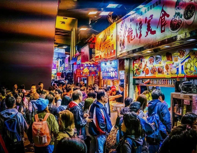 夜市上的汽车品牌，繁华夜市的独特风景线